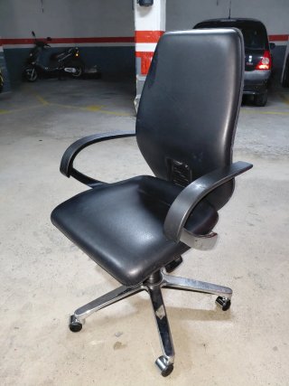 Silla de oficina polipiel negra