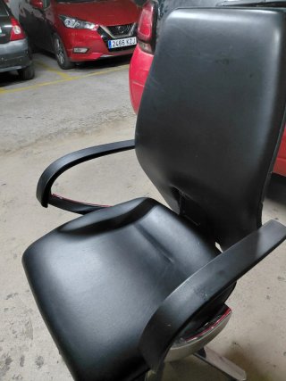 Silla de oficina polipiel negra
