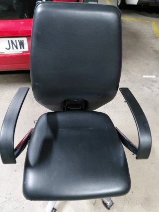 Silla de oficina polipiel negra