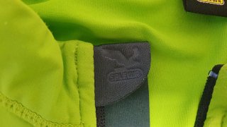 Camiseta Salewa verde y gris tecnica