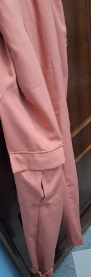 Mono de señora rosa