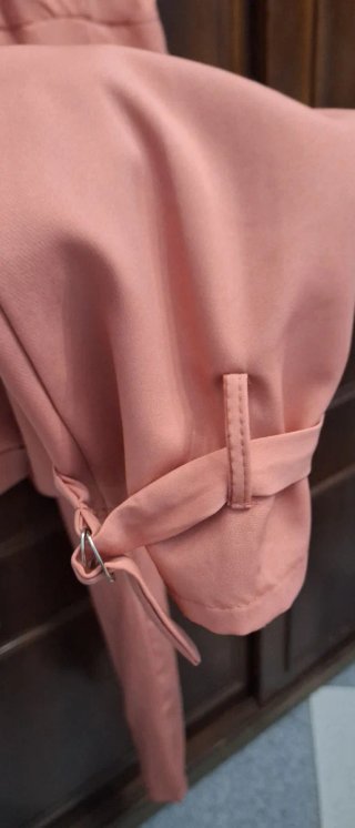 Mono de señora rosa