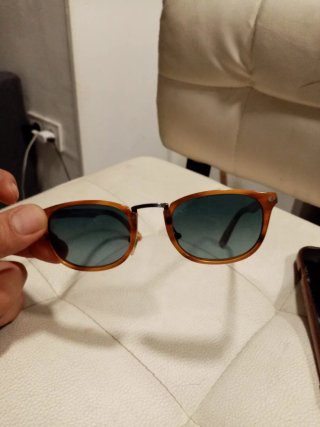 Gafas de sol marrones y verdes