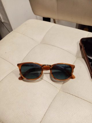Gafas de sol marrones y verdes