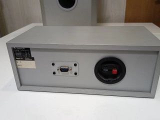 Subwoofer, unidad central y mando a distancia.