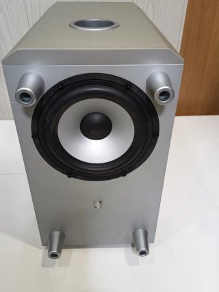 Subwoofer, unidad central y mando a distancia.
