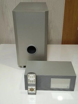 Subwoofer, unidad central y mando a distancia.