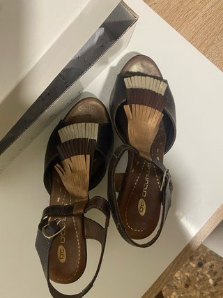 Sandalias D'Chutilas Piel Tacón Flecos Marrón Dora