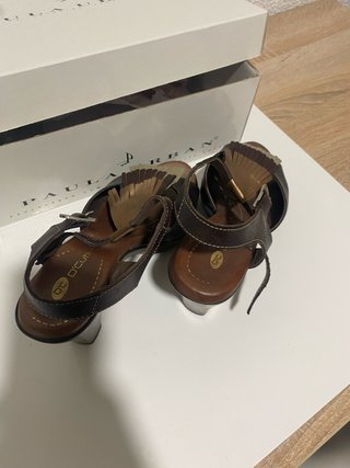 Sandalias D'Chutilas Piel Tacón Flecos Marrón Dora