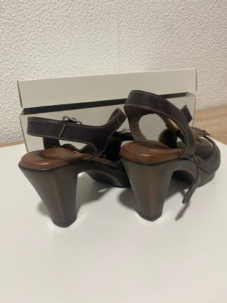 Sandalias D'Chutilas Piel Tacón Flecos Marrón Dora