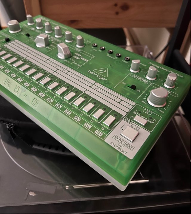 Behringer RD-6 Máquina de Ritmos Analógica Verde