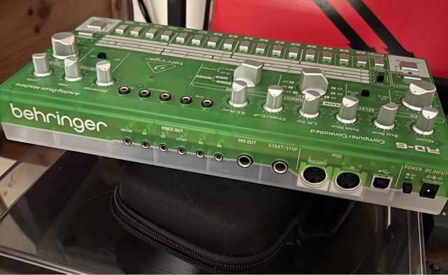 Behringer RD-6 Máquina de Ritmos Analógica Verde