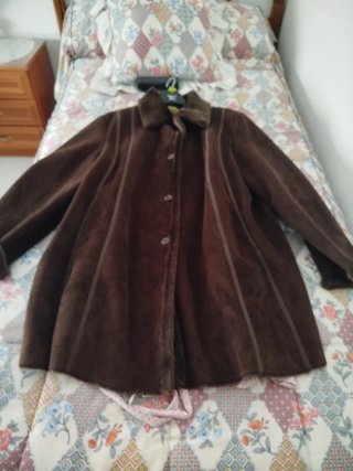 Chaquetón de piel marrón aterciopelada
