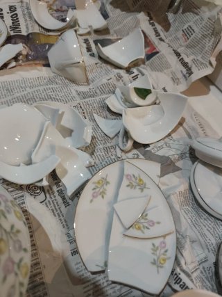 Vajilla de porcelana con detalles dorados