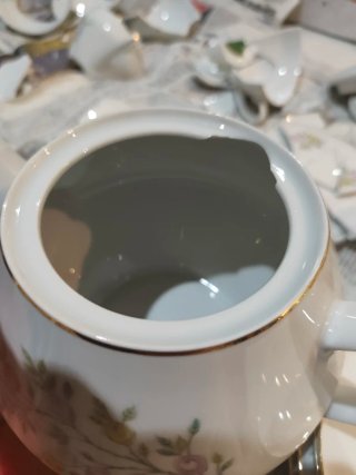 Vajilla de porcelana con detalles dorados