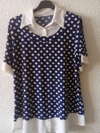Blusa de lunares azul y blanco