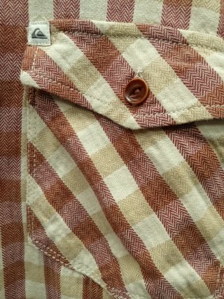 Camisa Quiksilver cuadros beige y marrón