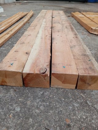 Listones, vigas, puntales, postes de madera.