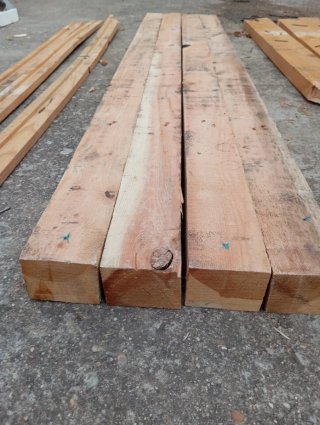 Listones, vigas, puntales, postes de madera.