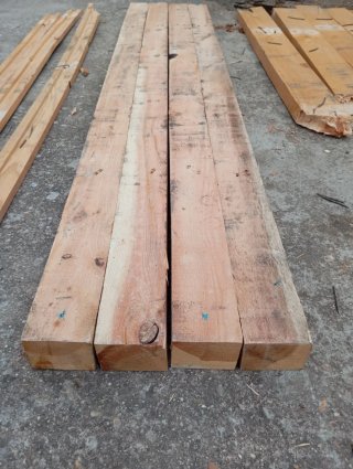 Listones, vigas, puntales, postes de madera.