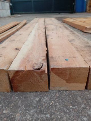 Listones, vigas, puntales, postes de madera.