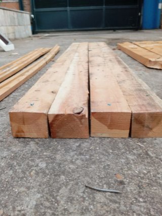 Listones, vigas, puntales, postes de madera.