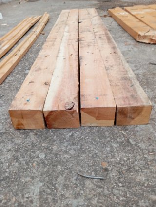 Listones, vigas, puntales, postes de madera.