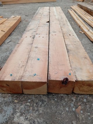 Listones, vigas, puntales, postes de madera.