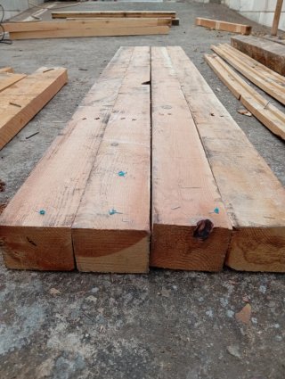 Listones, vigas, puntales, postes de madera.