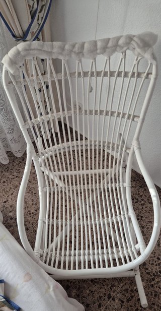 Mecedora de mimbre blanca