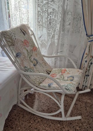 Mecedora de mimbre blanca