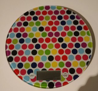 Báscula de cocina digital con diseño de lunares