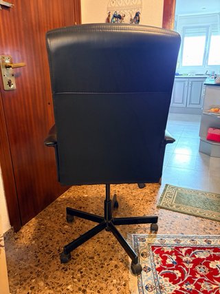 Silla de oficina negra para trabajo