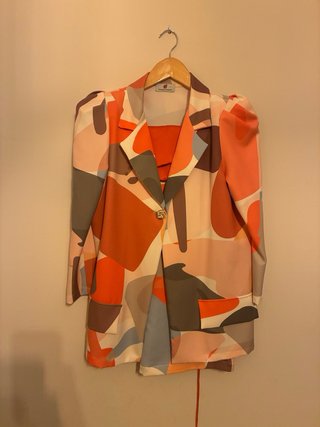 Traje de boda multicolor con estampado abstracto