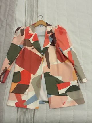 Traje de boda multicolor con estampado abstracto