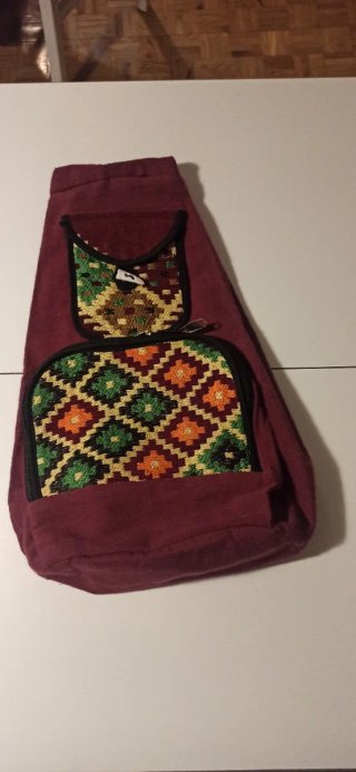 Mochila bordada color burdeos 20l