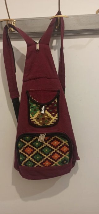Mochila bordada color burdeos 20l