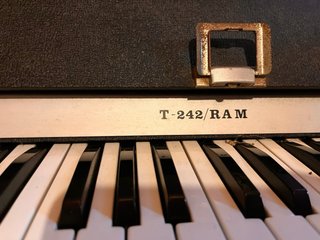 Órgano musical con pedal de volumen