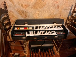 Órgano musical con pedal de volumen