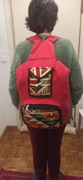 Mochila bandolera con bordado étnico