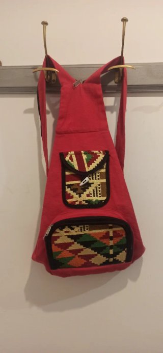 Mochila bandolera con bordado étnico