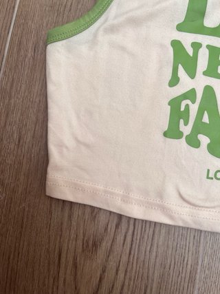 Top crop Love Never Fails beige e verde