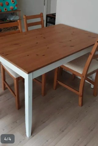 Mesa de madera con 4 sillas