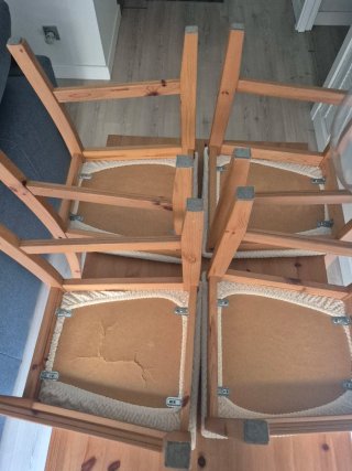 Mesa de madera con 4 sillas
