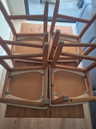 Mesa de madera con 4 sillas