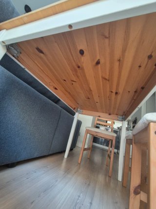 Mesa de madera con 4 sillas