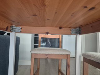 Mesa de madera con 4 sillas