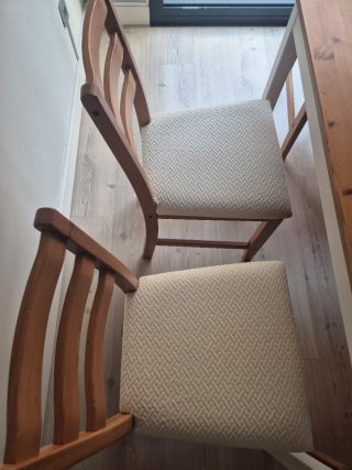 Mesa de madera con 4 sillas