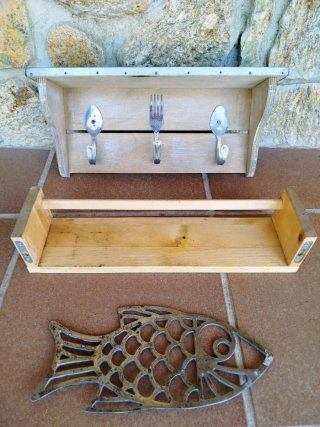 Estantería madera con ganchos y peana