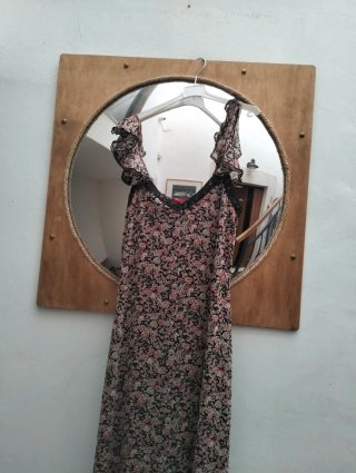 Vestito con spalline volant
